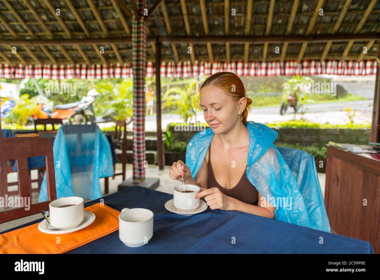 Tourist im Café in Jatiluwih Stockfoto