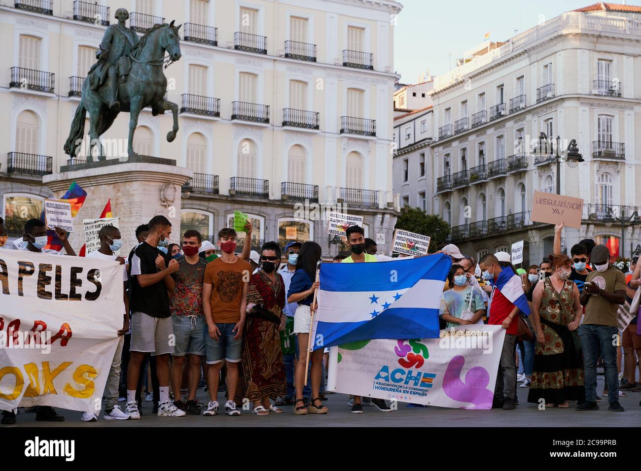 Honduranische Demonstranten auf der Plaza Sol während der Regularizacion ya,Papers for Everyone protestieren gegen Madrid 19. Juli 2020 Stockfoto