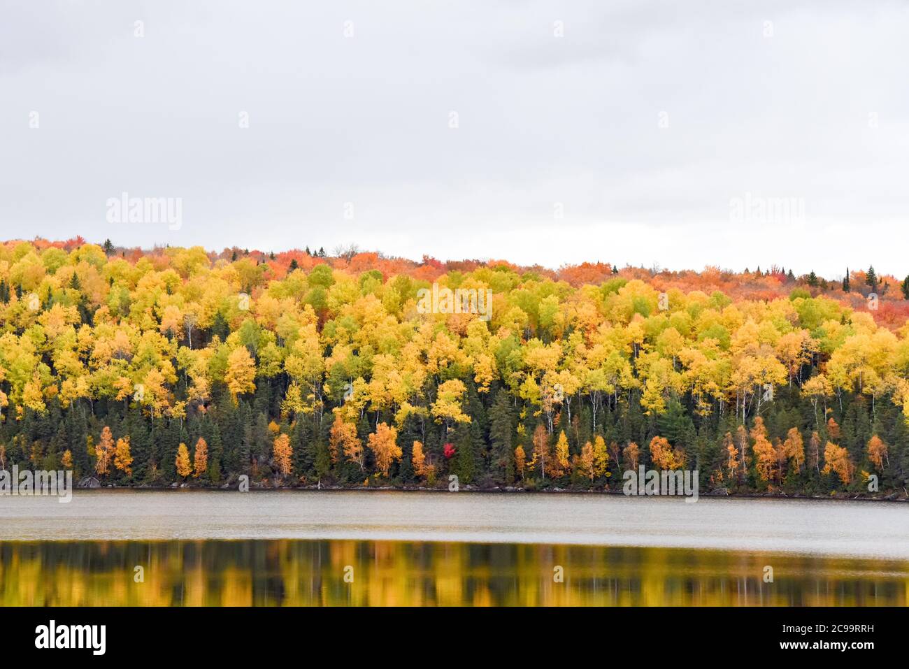 Herbstsaison Farben und See, Quebec Kanada Stockfoto Herbstsaison Farben und See, Quebec Kanada Stockfoto