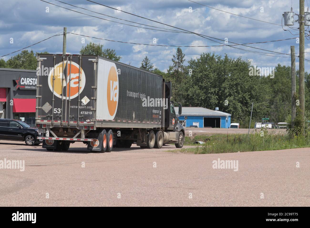 Lkw mit Traktoranhänger auf Parkplatz Stockfoto