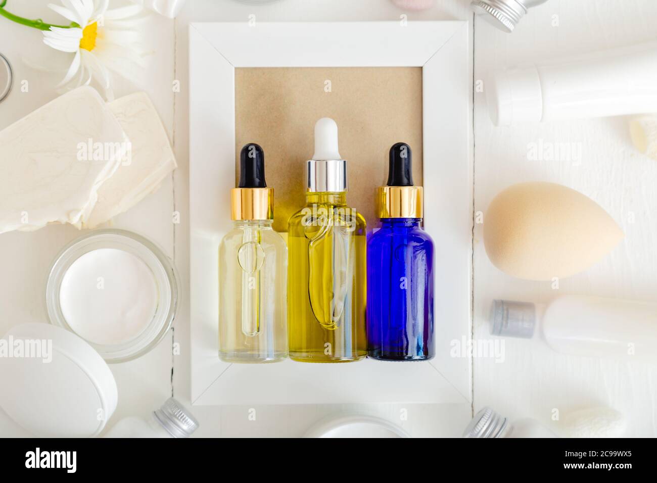 Serum Öl Tropfflasche Glasflasche Set. Hautpflege Haarbehandlung Kosmetik für Schönheit Gesicht. Verschiedene Arten von Öl und Serum-Mockup auf weißem Hintergrund. Oben Stockfoto