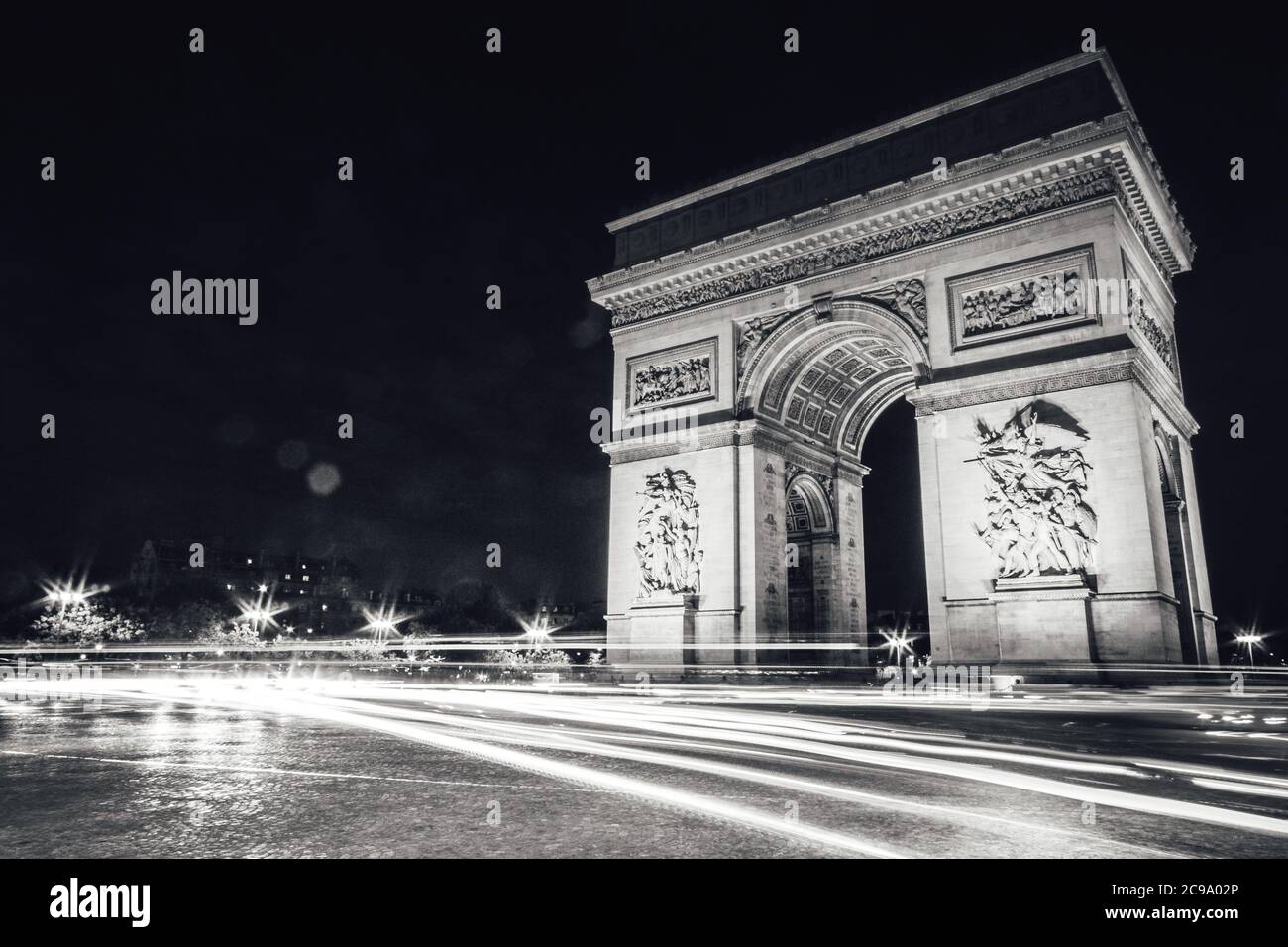 Der Arc de Triomphe de l'Étoile ist eines der berühmtesten Monumente in Paris, Frankreich, am westlichen Ende der Champs-Élysées.bei Nacht aufgenommen Stockfoto