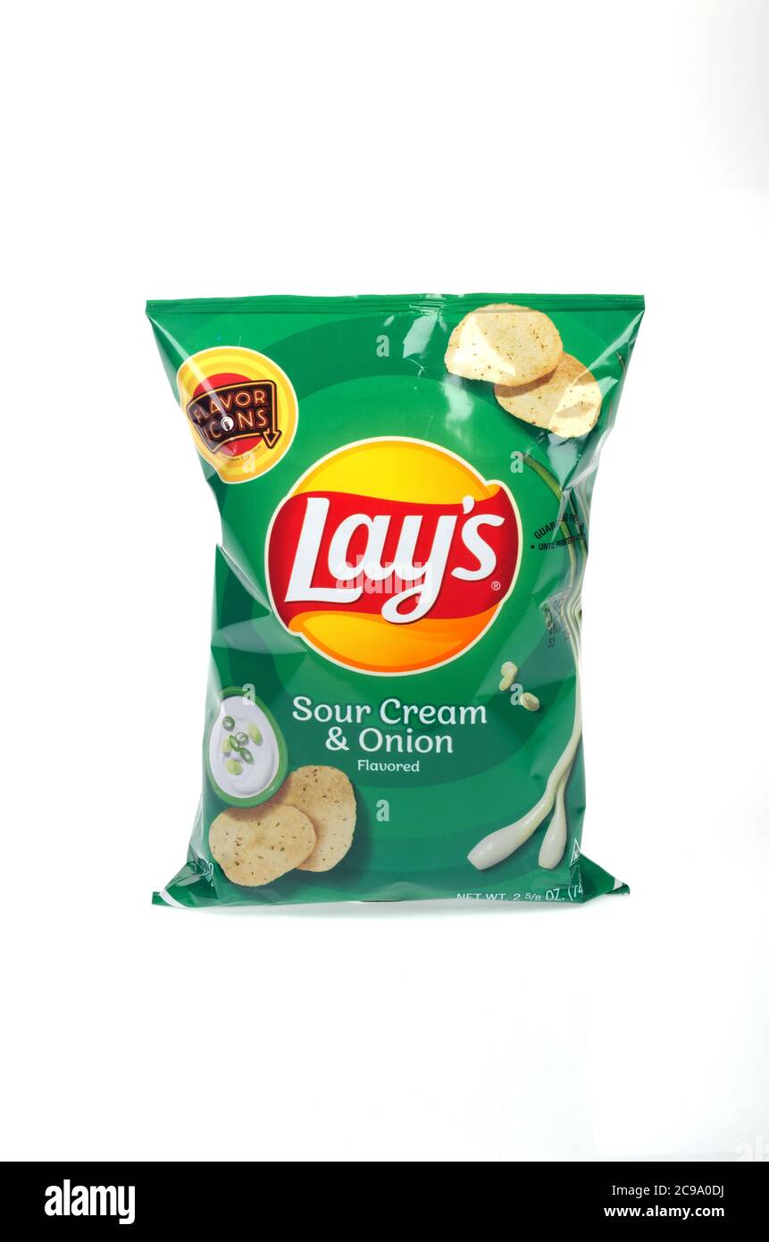 Legt saure Sahne und Zwiebel Kartoffelchips Beutel. Lays ist eine Division von Frito-Lay im Besitz von Pepsico. Stockfoto