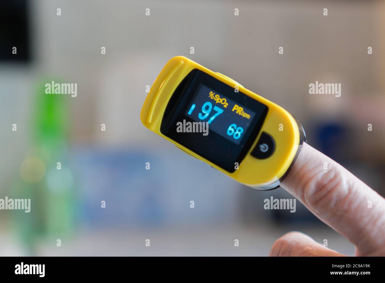 Nahaufnahme der Hand mit am Finger befestigtem Pulsoximeter Stockfoto