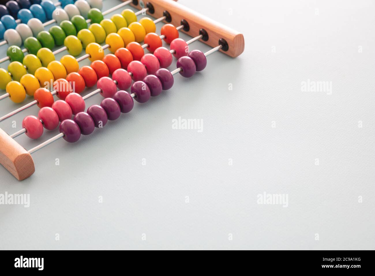 Schule Abacus mit bunten Perlen auf pastellblauen Hintergrund, Nahaufnahme, Kopierraum. Kinder lernen zählen, Kinder Mathe Klasse Konzept Stockfoto