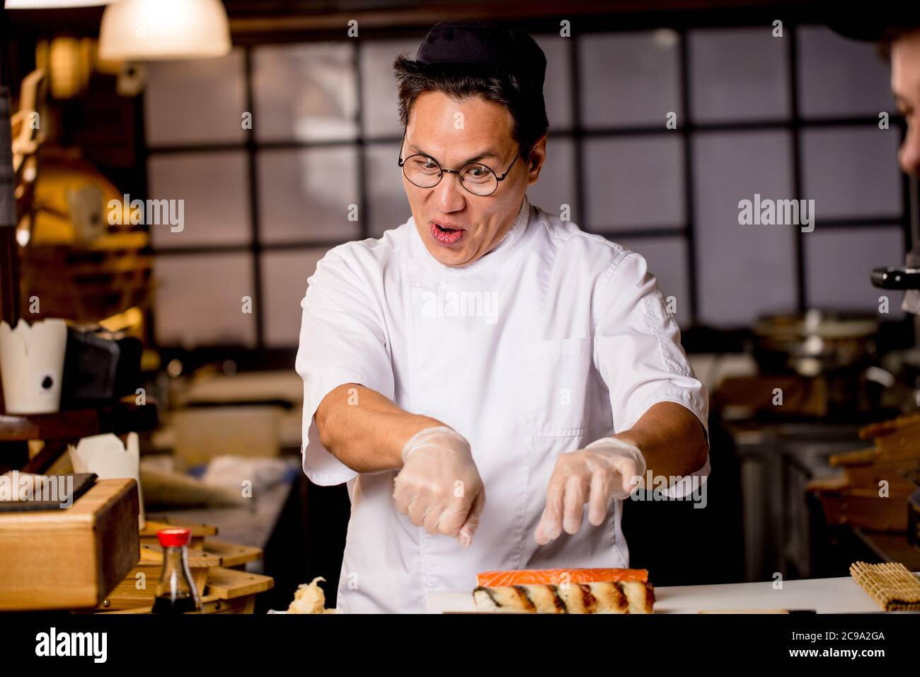 Magische Gericht. Essen für positive mood.secrets von leckeren Sushi. Positive Mann setzt seine Seele und Talent in das Essen Stockfoto