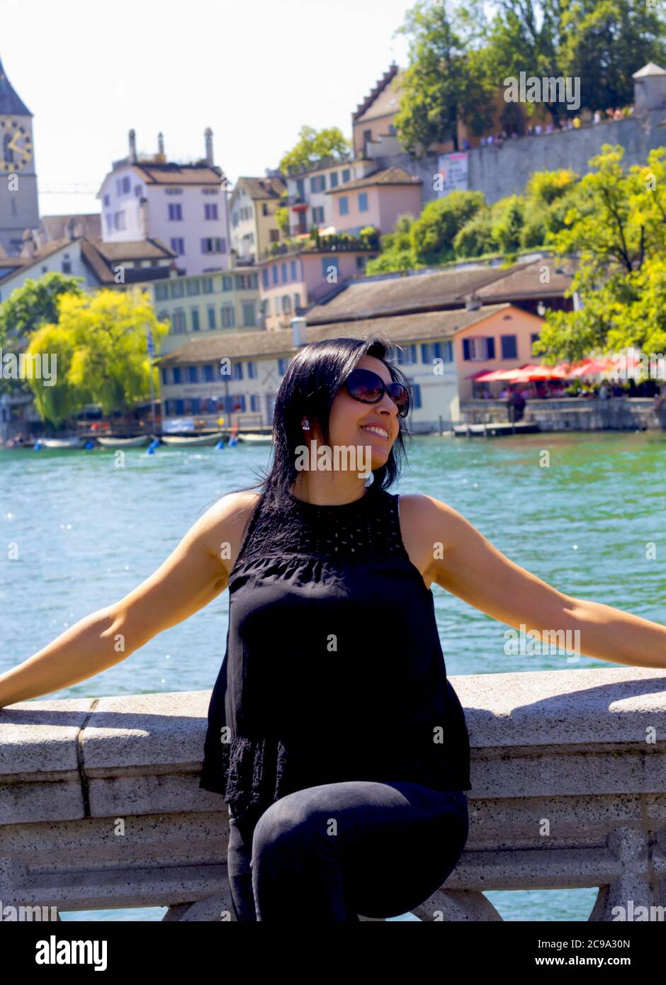 Glückliche Frau in Zürich, Schweiz Stockfoto