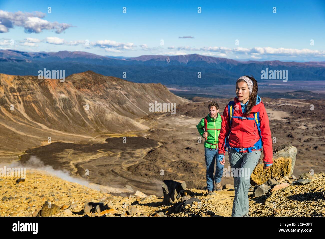 Wandern Menschen Wanderer Trekking auf den Bergen in Höhenwanderung. Paar Touristen, die während der Wanderung auf dem Tongariro Alpine Crossing Track in Neuseeland trampeln Stockfoto