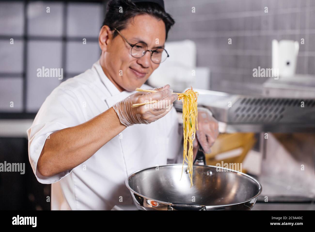 Happy man hat leckere Nudel vorbereitet. Gut zubereitetes Gericht im Restaurant Stockfoto