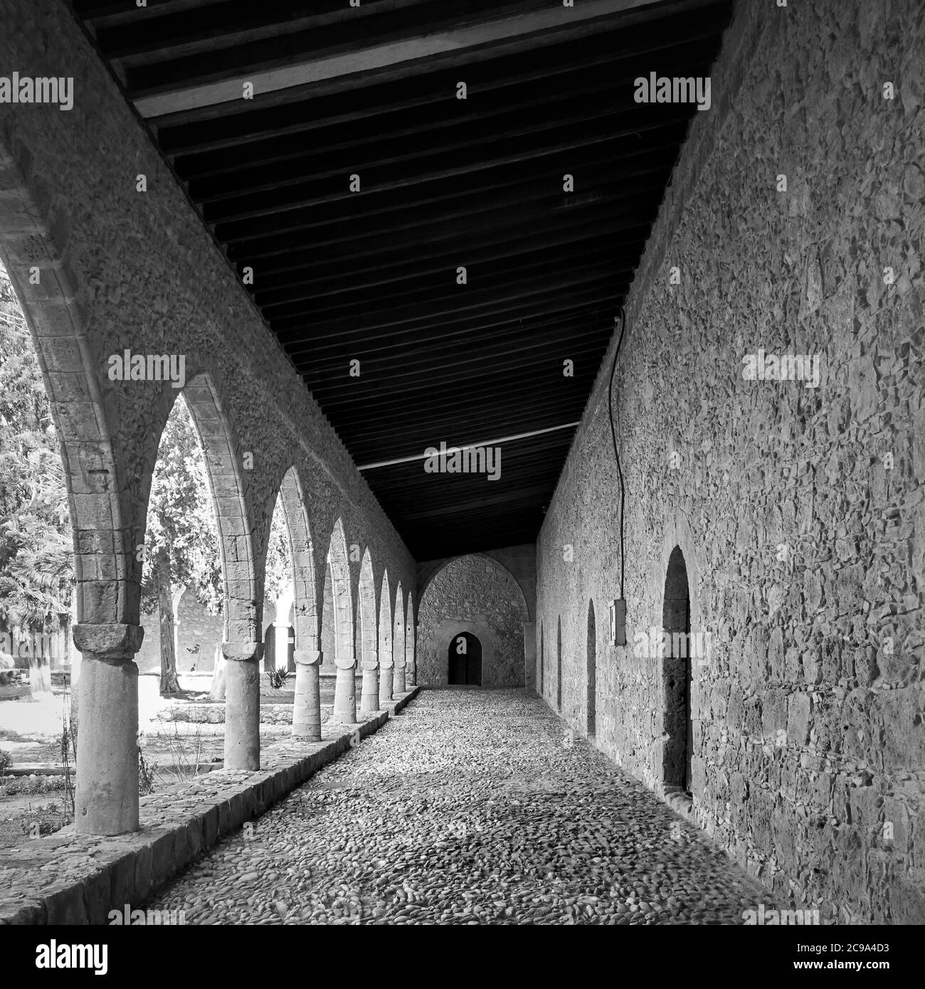 Perspektive der überdachten Galerie im alten Kloster in Ayia Napa, Zypern. Schwarz-Weiß-Architekturfotografie Stockfoto