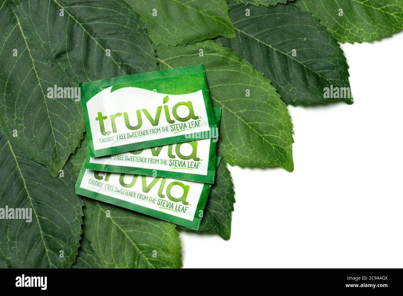 Worcester, PA - 15. Juli 2020: Truvia kalorienfreier Süßstoff wird aus Stevia-Blatt-Extrakt hergestellt und ist als gentechnikfrei zertifiziert. Es enthält keinen Zucker oder Calori Stockfoto