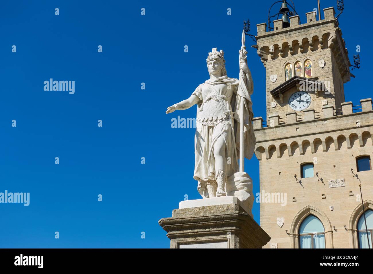 Die Freiheitsstatue und das Rathaus in San Marino, Republik San Marino Stockfoto Die Freiheitsstatue und das Rathaus in San Marino, Republik San Marino Stockfoto