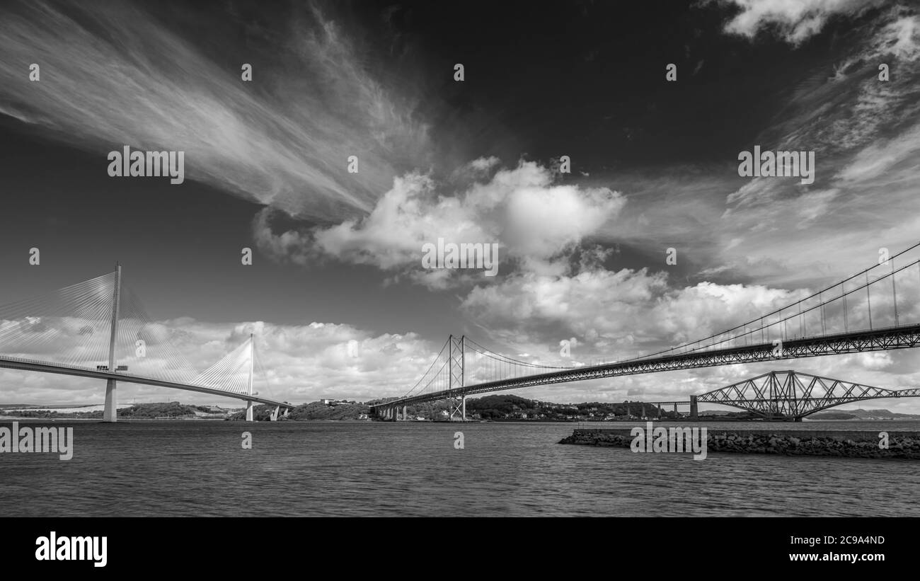 Die Three Forth Bridges sind ein beeindruckender Anblick, da sie über den Firth of Forth fahren, und bieten Straßen- und Schienenverkehrsverbindungen zwischen Edinburg Stockfoto