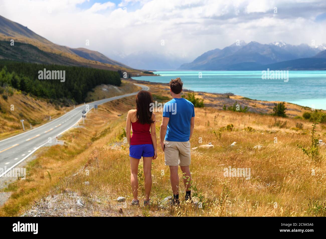 Neuseeland Reise Natur Paar Touristen Blick auf Aoraki / Mount Cook auf Peter's Lookout, berühmtes Touristenziel Stockfoto