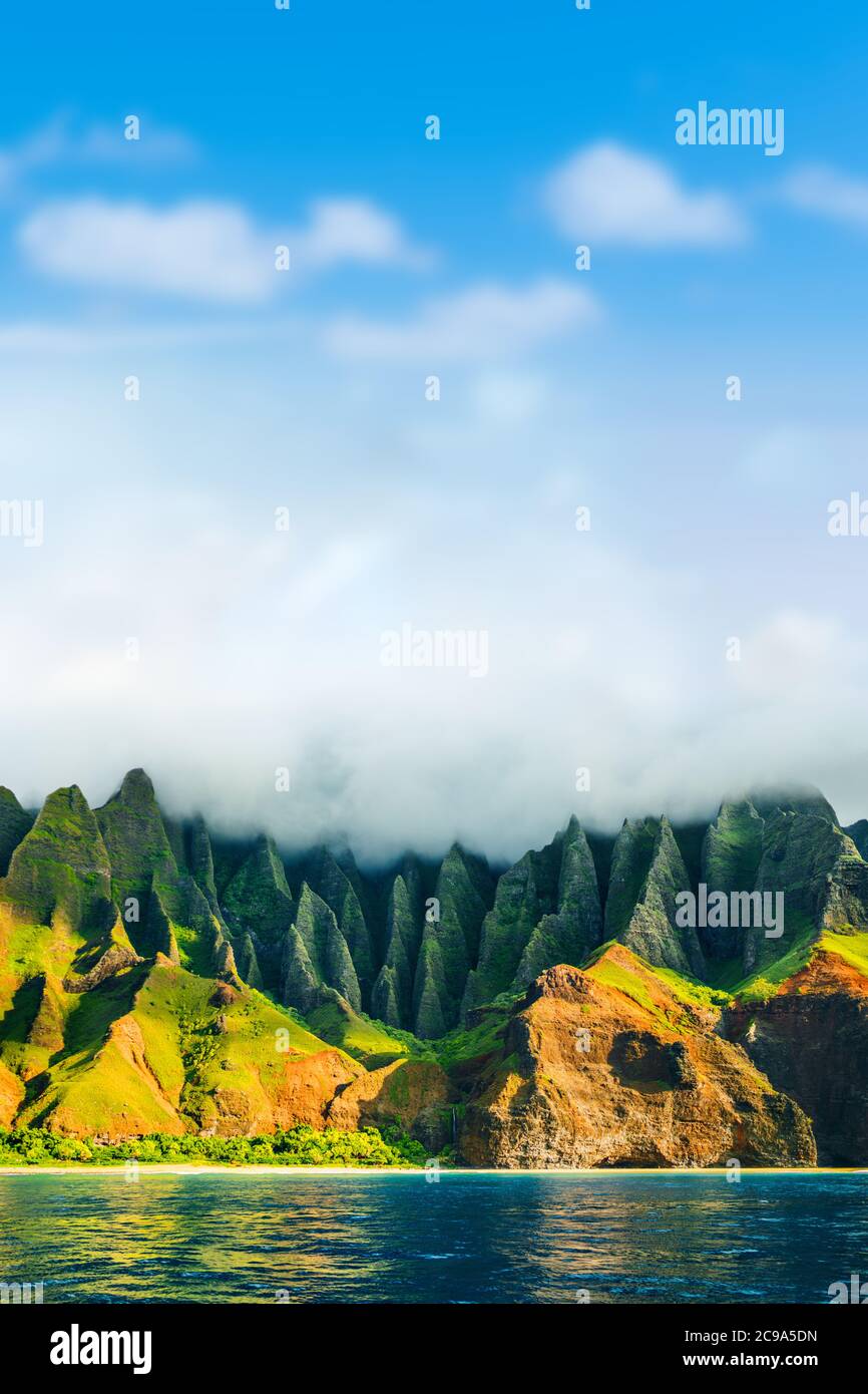 Na Pali Küste, Kauai, Hawaii Blick von Meer Sonnenuntergang Kreuzfahrt Tour. Natur Küstenlandschaft in Kauai Island, Hawaii, USA. Hawaii Reisen. Speicherplatz kopieren auf Stockfoto