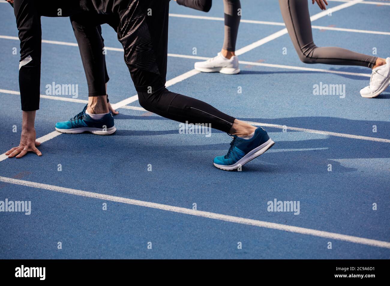 Nahaufnahme Seitenansicht Foto. Sport Menschen gehen bto nehmen an der kurzen Sprint. Seitenansicht abgeschnitten Foto Stockfoto