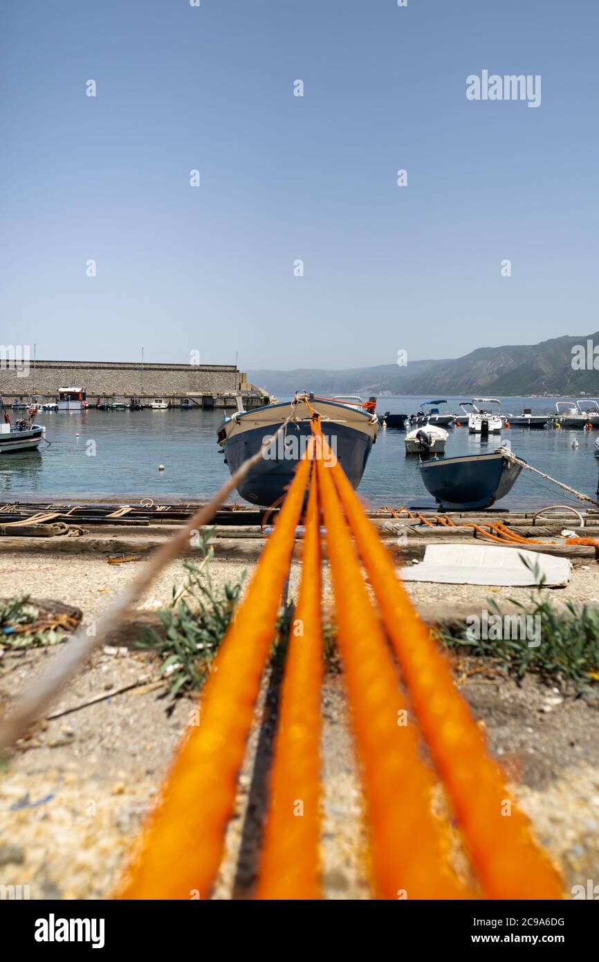 Führende Linien von orangefarbenen Seilen auf einem Boot. Stockfoto