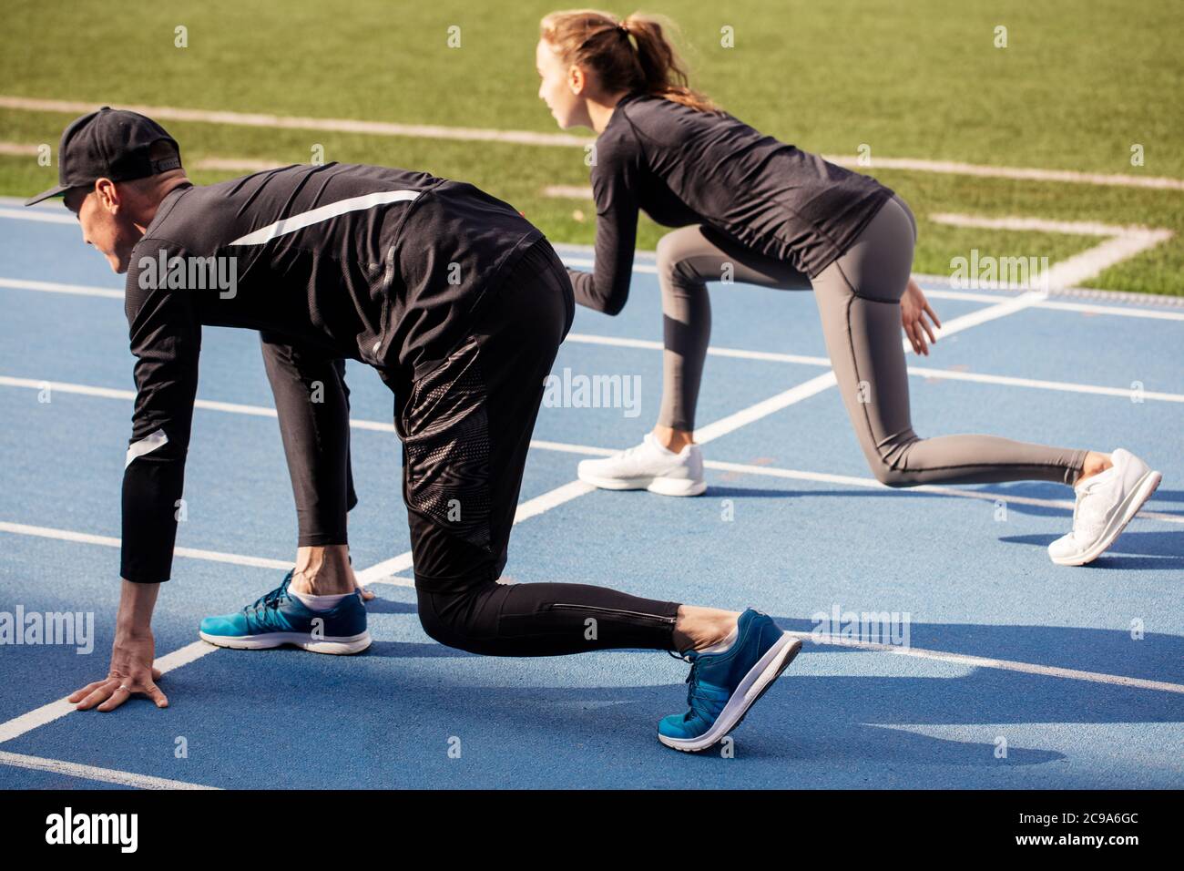 Team von Sportlern ist bereit für ein Rennen auf kurzer Distanz. Bestimmung Konzept, volle Länge Seitenansicht Schuss Stockfoto