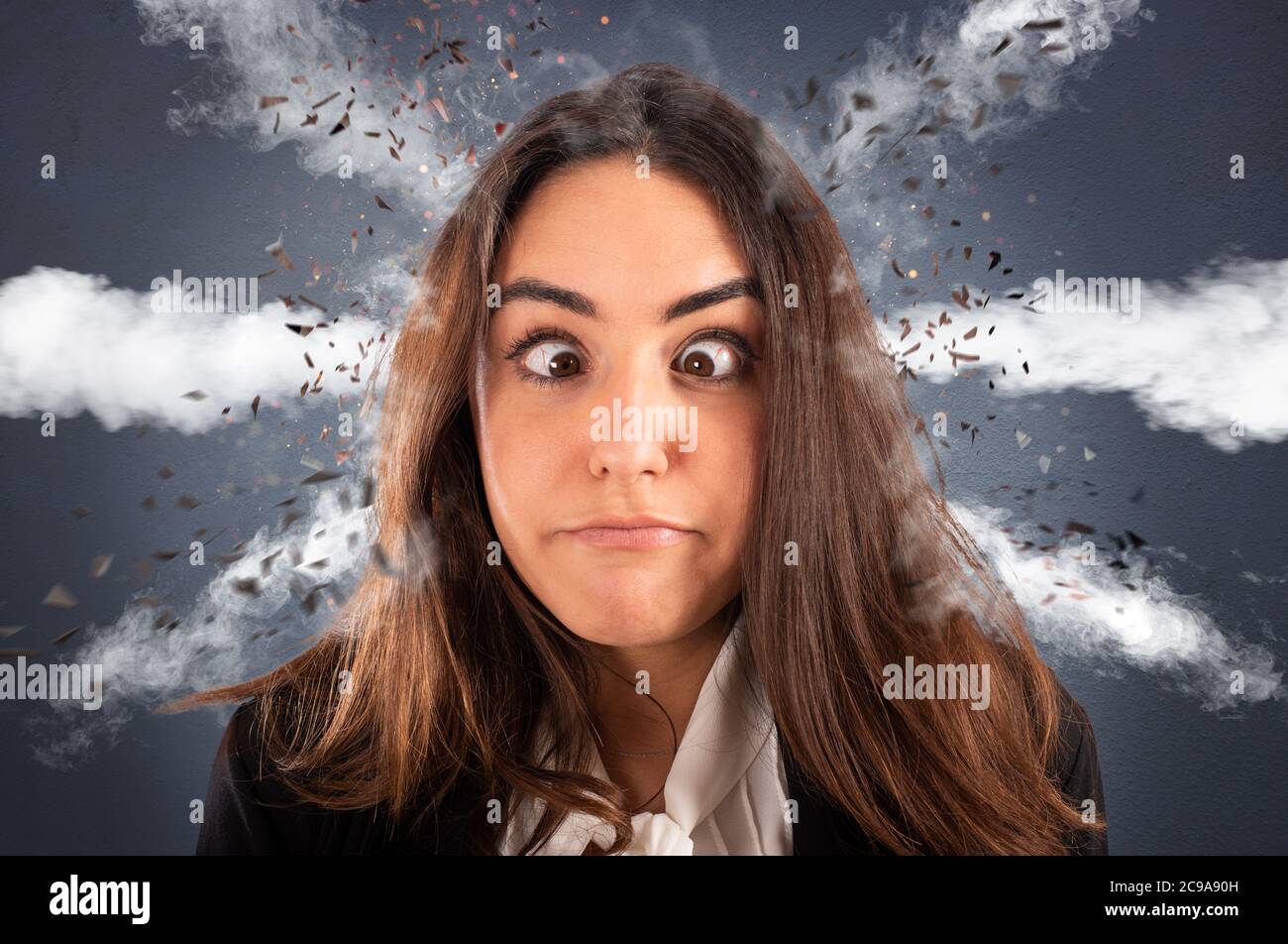 Geschäftsfrau mit Kopf bereit, wegen Stress und Überlastung zu explodieren Stockfoto