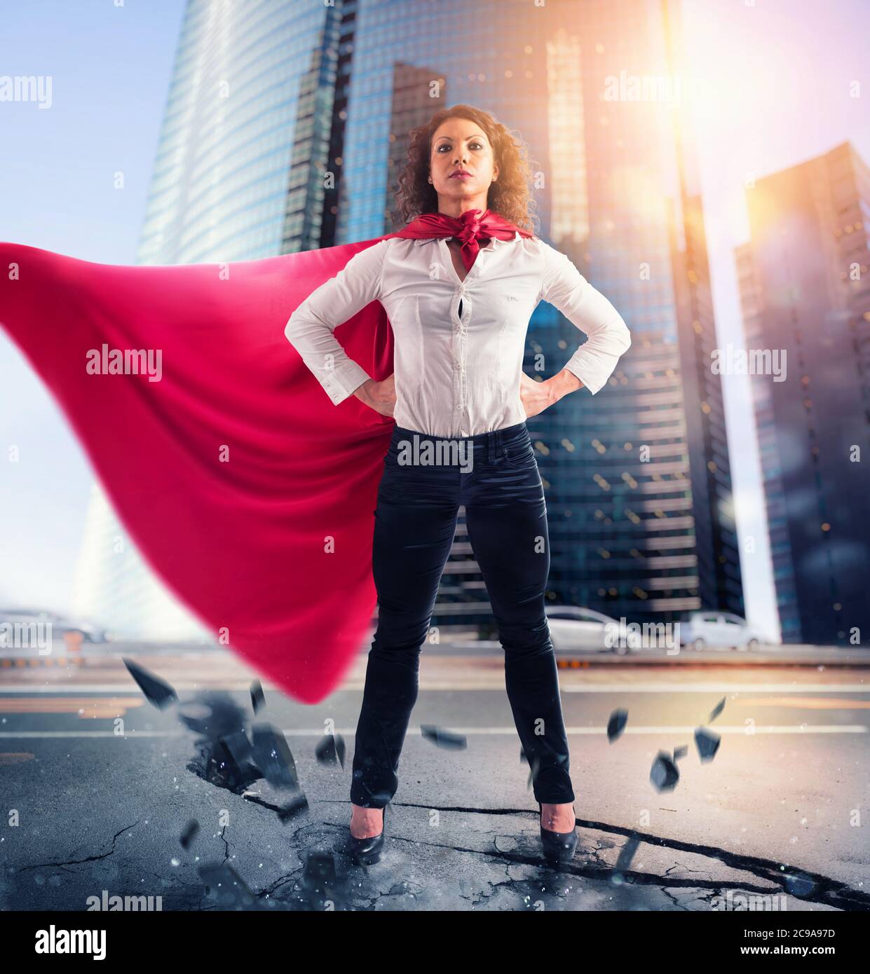 Geschäftsfrau verhält sich wie ein Superheld. Konzept von Erfolg und Entschlossenheit Stockfoto