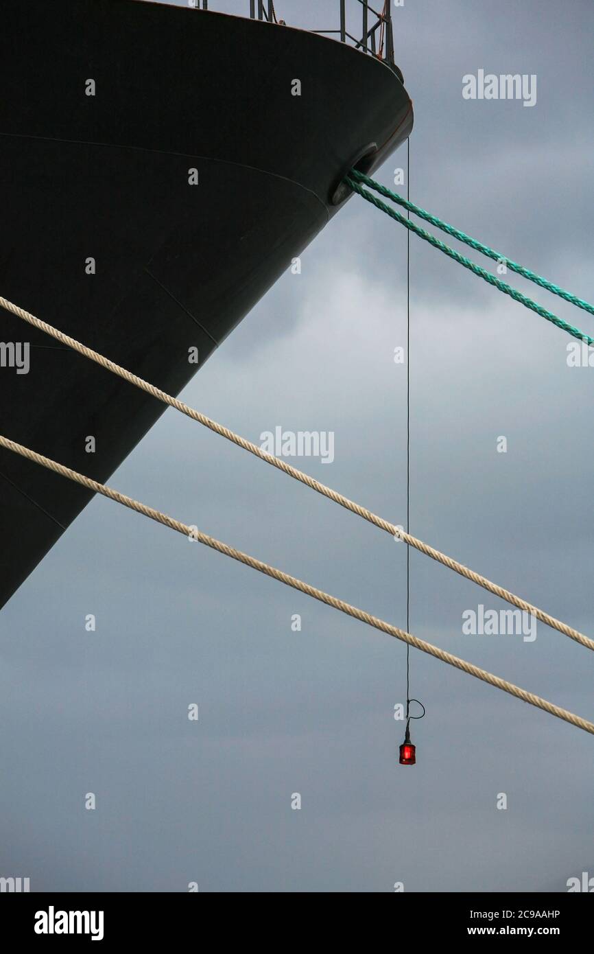 Buglicht hängt von einem Frachtschiff im Hafen von Ushuaia am Beagle-Kanal, Ende der Welt, Feuerland, Argentinien. Stockfoto