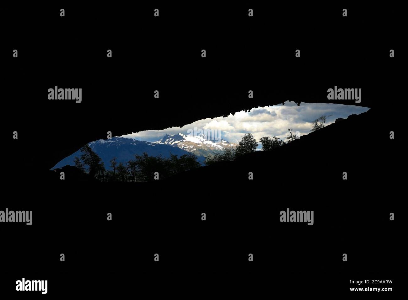 Blick vom Inneren der MylodonHöhle im chilenischen Patagonien. Der