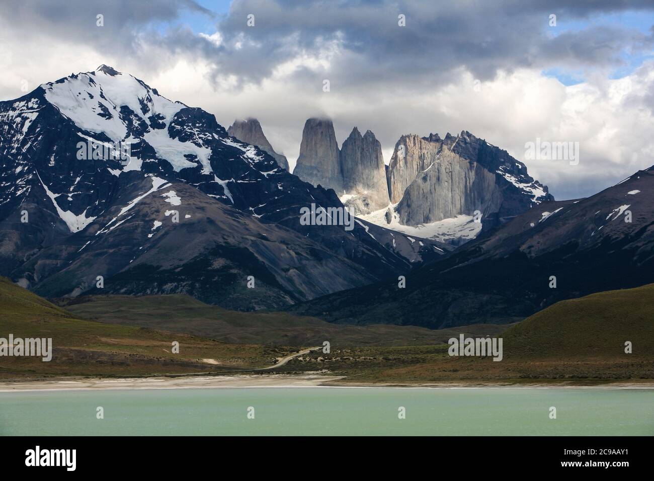 Blick auf den Nationalpark Torres del Paine. Paine bedeutet blau in der lokalen Muttersprache. Es liegt im südlichen chilenischen Patagonien. Stockfoto