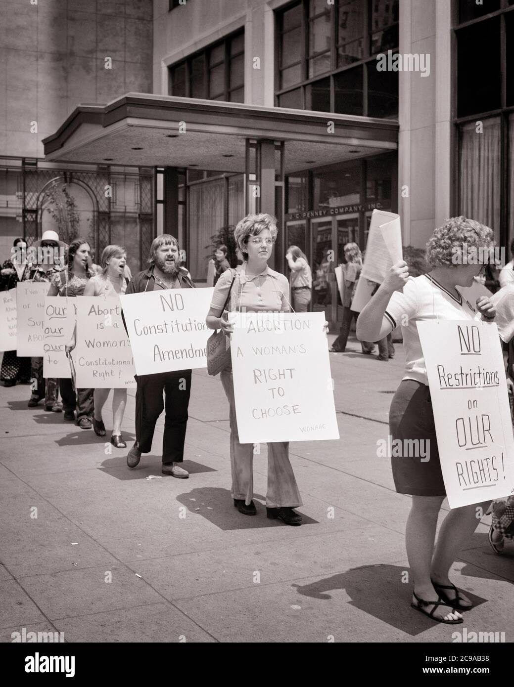 1970S PRO-ABTREIBUNG FRAUENRECHT ZU WÄHLEN DEMONSTRATION IN NEW YORK CITY USA - C11828 HAR001 HARS STRATEGIE VERNETZUNG FRAUENRECHTE WAHL GELEGENHEIT DEMONSTRATION NYC POLITIK RECHT KONZEPTUELLE NEW YORK STÄDTE UNTERSTÜTZEN NEW YORK CITY PROTEST FRAUEN WÄHLEN KOOPERATION PLAKATE DEMONSTRANTEN MEHRERE SCHWARZ-WEISS KAUKASISCHEN ETHNIZITÄT HAR001 ALTMODISCH Stockfoto