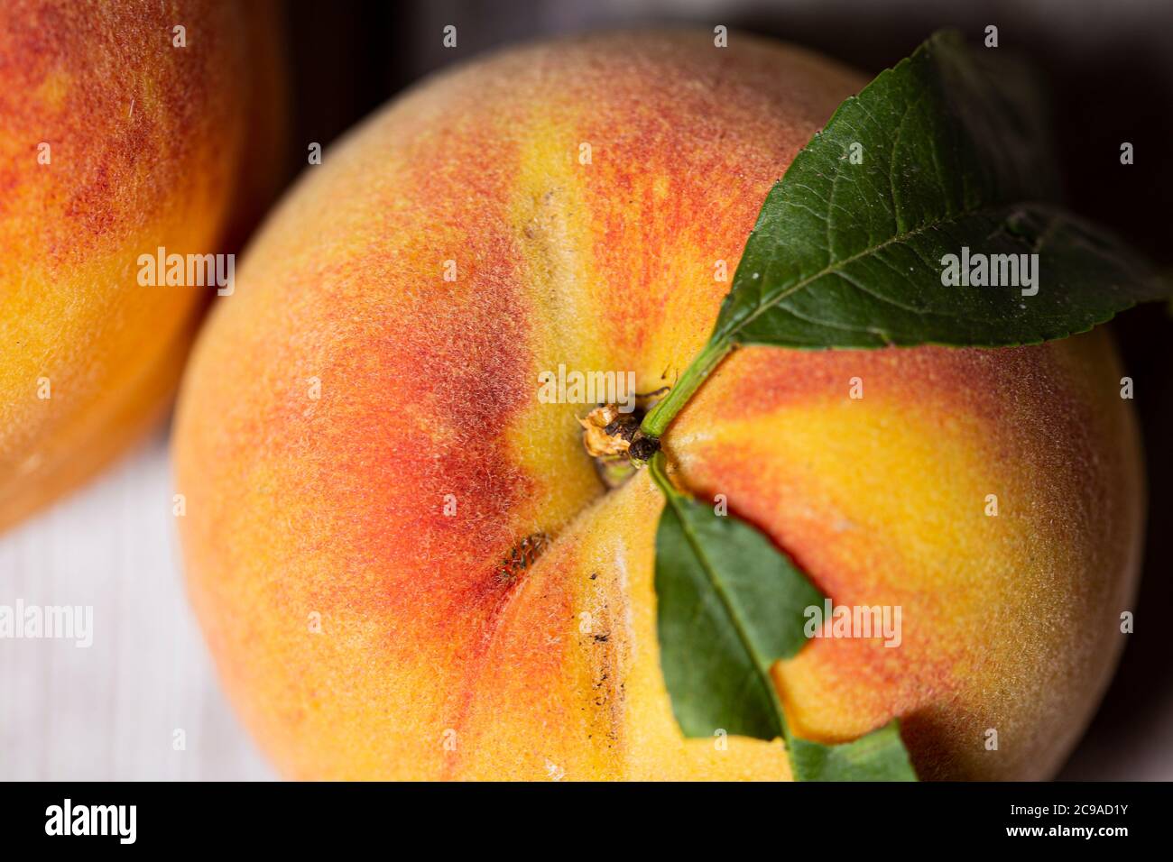 Leckere Pfirsiche Obst aus der Nähe isoliert auf einer Holzoberfläche Stockfoto