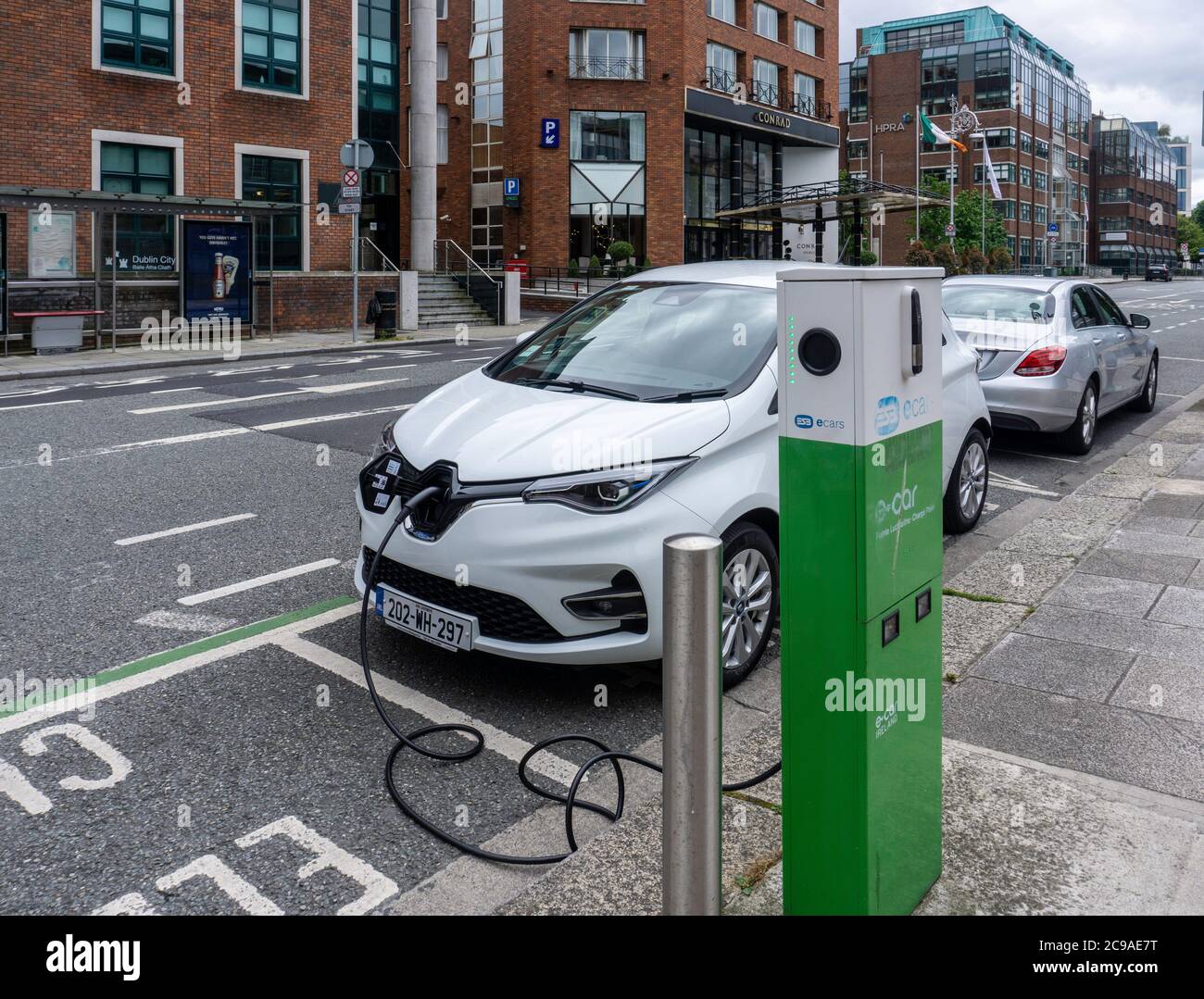 Ein Elektroauto lädt an einer Ladestation. In Dublin, Irland. Stockfoto