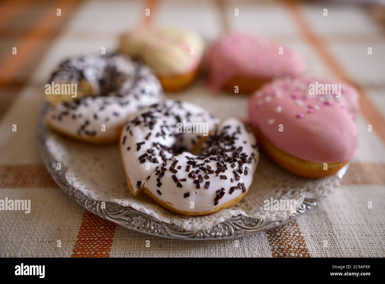 Portrait von köstlichen glasierten Donuts mit Streuseln auf der Oberseite Stockfoto