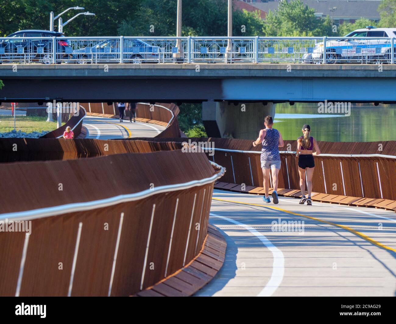 Jogger auf der Riverview Bridge in der Addison Street, Chicago, Illinois. Stockfoto