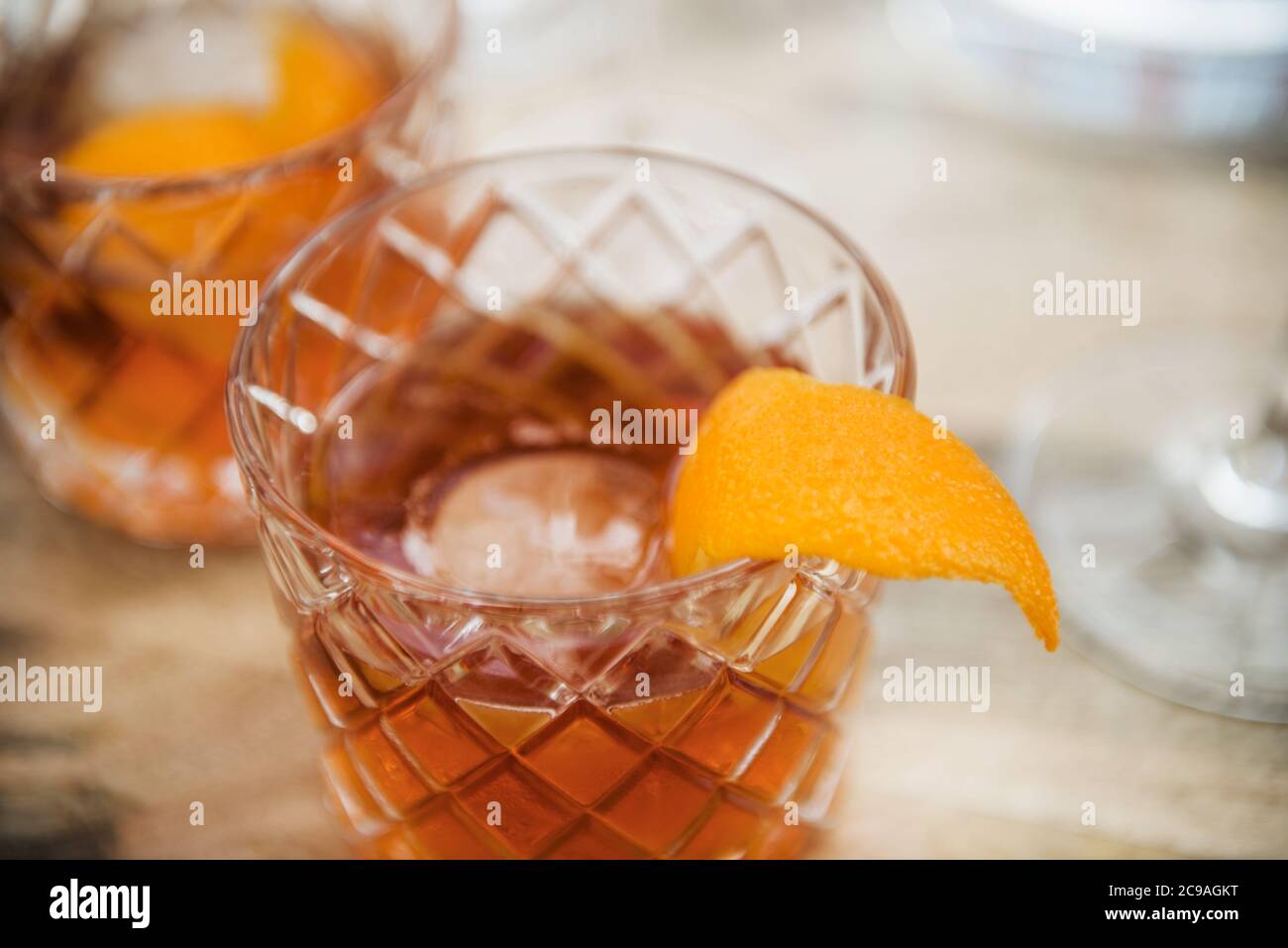 Altmodische Cocktails mit Orangengarnierung Stockfoto