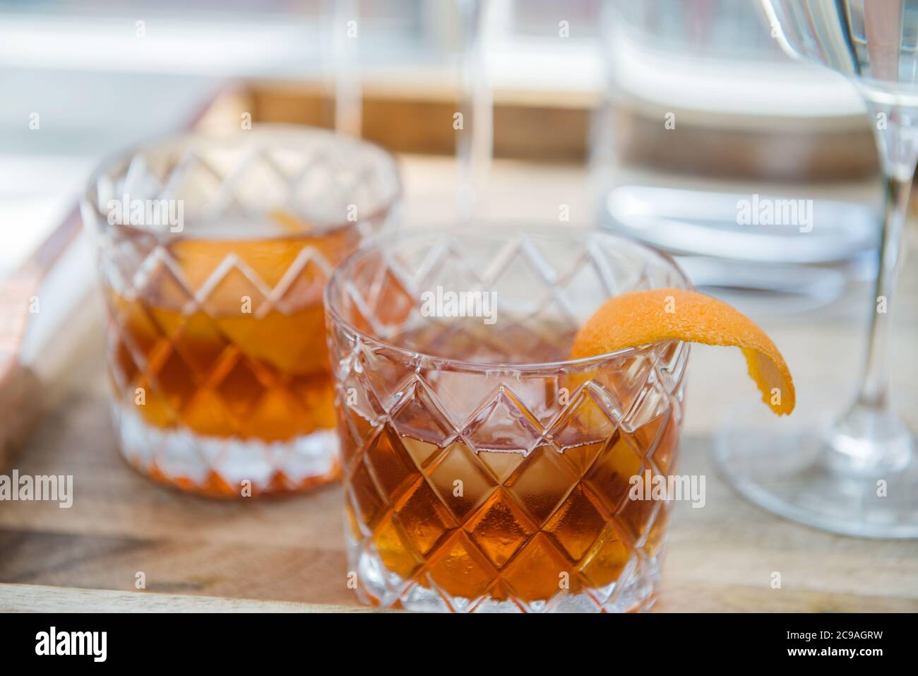 Altmodische Cocktails mit Orangengarnierung Stockfoto