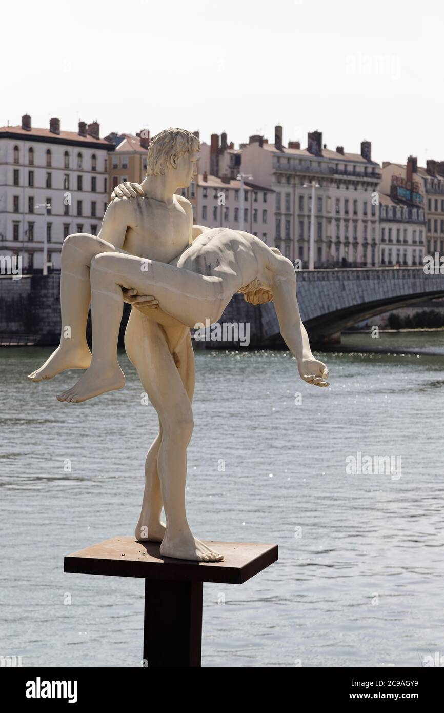 Lyon, Frankreich. September 2019. Statue das Gewicht von sich selbst (Le Poids de Soi) von Michael Elmgreen und Ingar Dragset am Fluss Saône in Lyon, Frankreich. Stockfoto