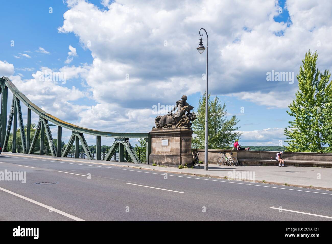 Potsdam, 12. Juli 2020: Glienicker Brücke, die berühmte Spionagebrücke, von Berlin aus gesehen, mit Centaur-Skulptur von Stephan Walter und zwei Bi Stockfoto