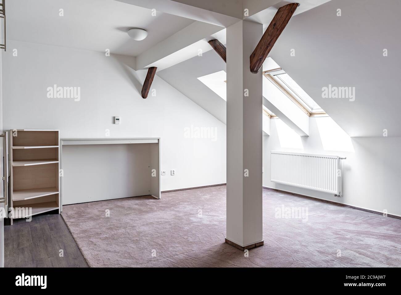Dachgeschoss-Wohnung mit Möbeln in einem modernen Gebäude Stockfoto