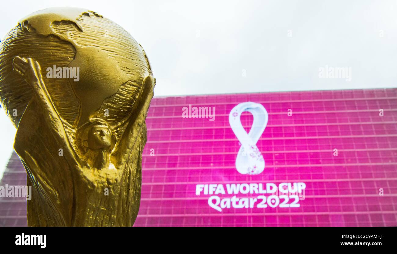 4. September 2019, Moskau, Russland. WM-Trophäe auf Hintergrund-Logo der FIFA-Weltmeisterschaft 2022, die in Katar stattfinden wird, auf einem riesigen Bildschirm in Th Stockfoto