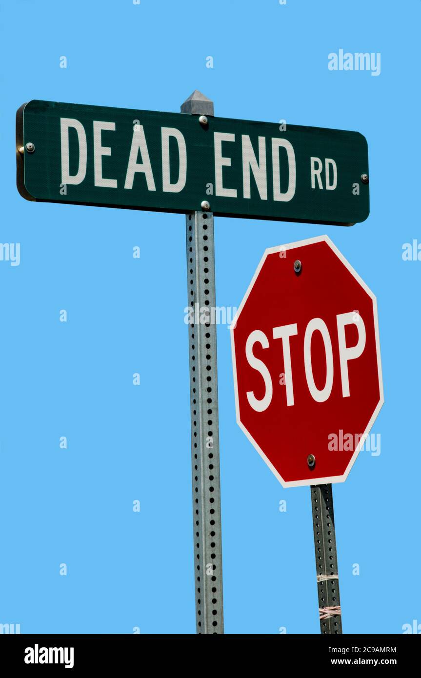 Nebraska. Gegenüberstellung von einem Sackgasse-Schild und einem Stoppschild in einer humorvollen Position. Stockfoto