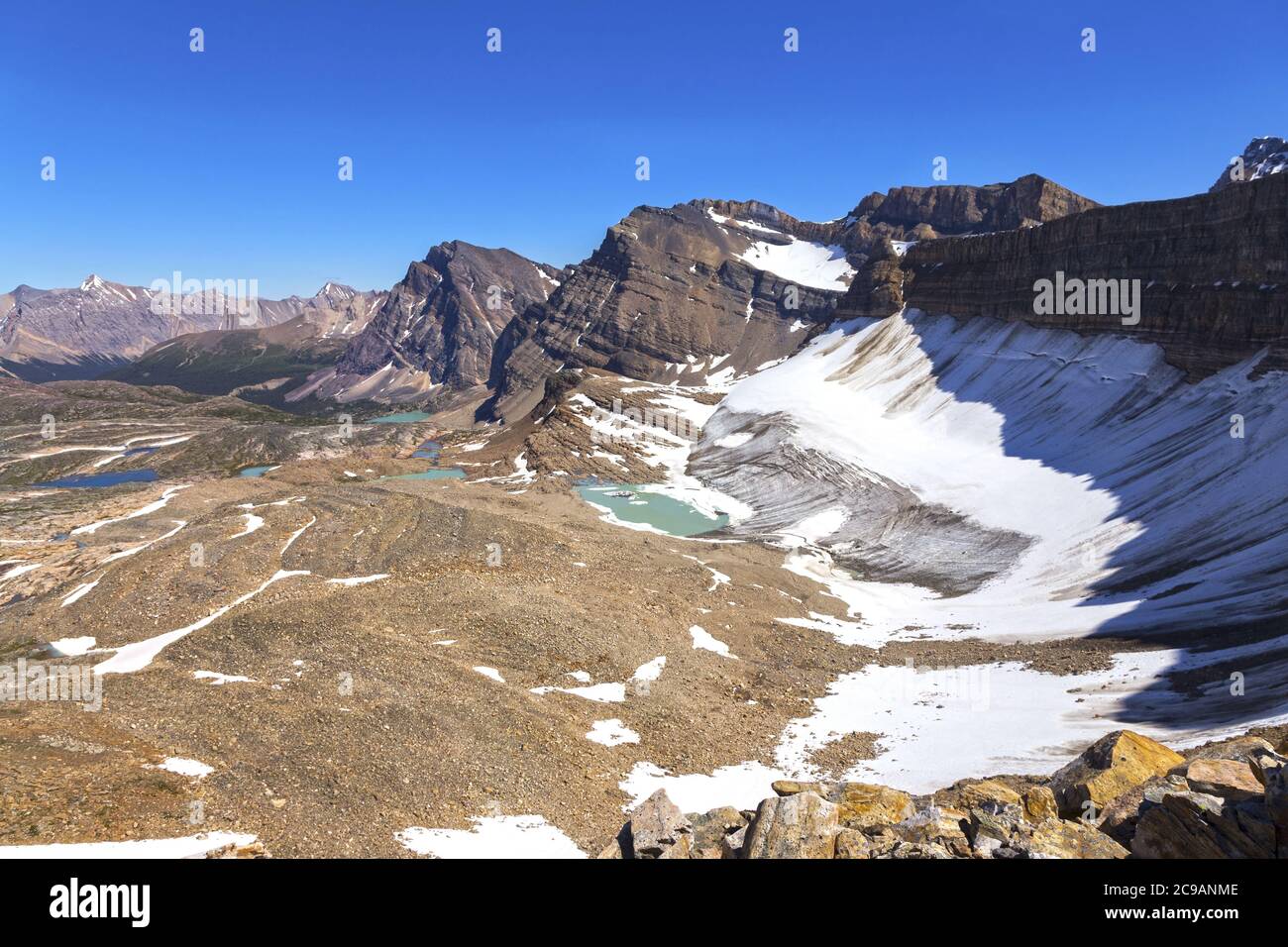 Valley of the Lakes – Panoramablick aus der Vogelperspektive. Zerklüftete Berggipfel und schmelzende Gletscher, Wandern im Jasper National Park, Alberta, Kanada Stockfoto