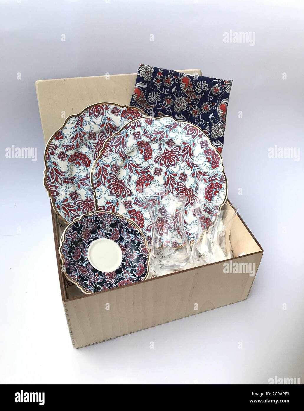 Vertikale Aufnahme von Geschenk-Set mit Tellern in der Box Stockfoto