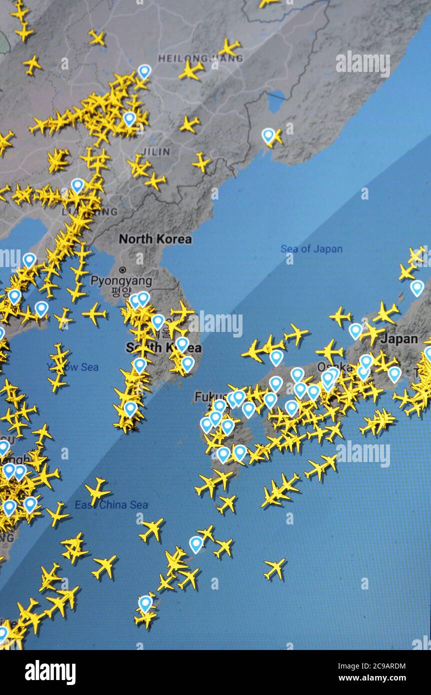 Flugverkehr über Korea, Japan und China (29. juli 2020, UTC 14.10) im Internet mit Flightradar 24-Standort während der Coronavirus-Pandemie Stockfoto