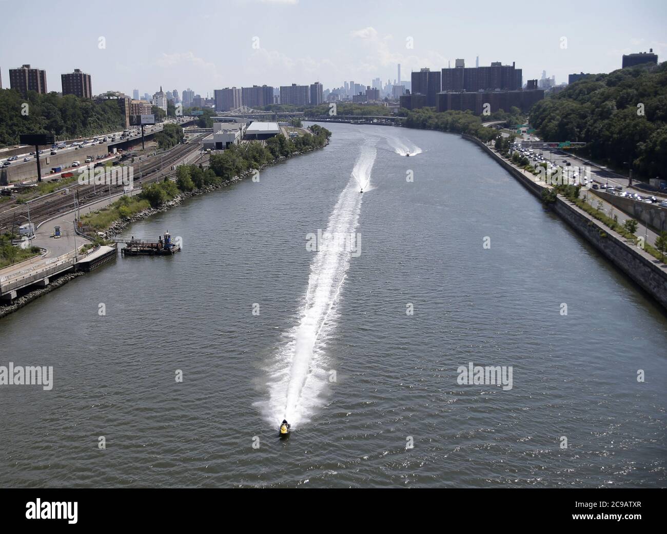 New York, Usa. Juli 2020. Ein Jet-Ski fährt am Mittwoch, den 29. Juli 2020, auf dem Harlem River in einem Sommer mit extrem heißem und feuchtem Wetter in New York City nach Norden. Die Coronavirus-Pandemie schloss alle Pools der Stadt, nur wenige beginnen sich zu öffnen. Foto von John Angelillo/UPI Kredit: UPI/Alamy Live Nachrichten Stockfoto