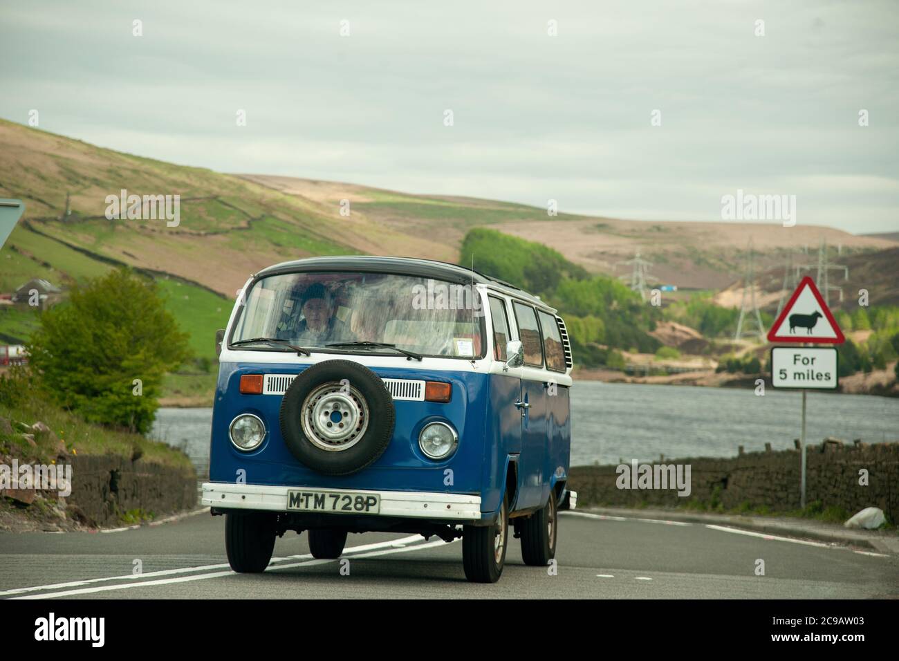 Volkswagen Wohnmobil auf dem Woodhead Pass Stockfoto