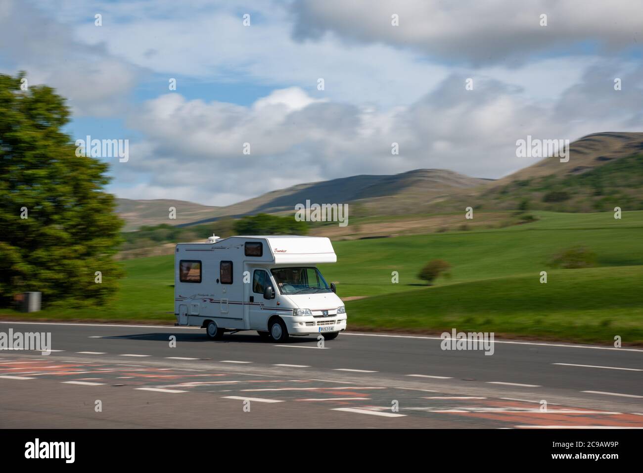 Wohnmobil fahren an einem sonnigen Tag in Cumbia Stockfoto