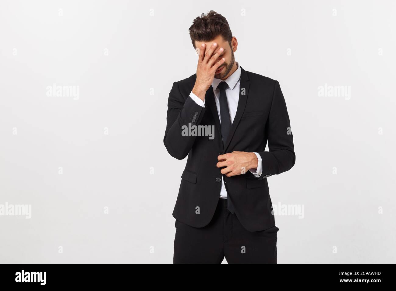 Junger gutaussehender Mann, der aggressiv schreit, sehr wütend, frustriert, empört oder genervt, schreiend aussieht. Isoliert über weißem Hintergrund. Stockfoto