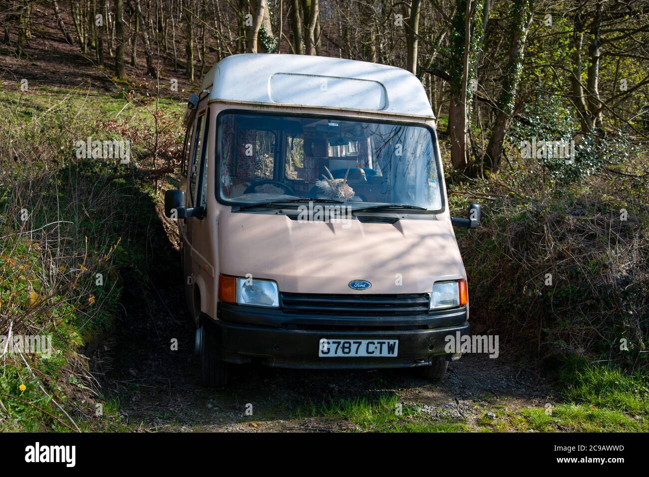 Ford Transit Wohnmobil geparkt in einem Zwischenstopp auf einer Landstraße im Herbst Stockfoto