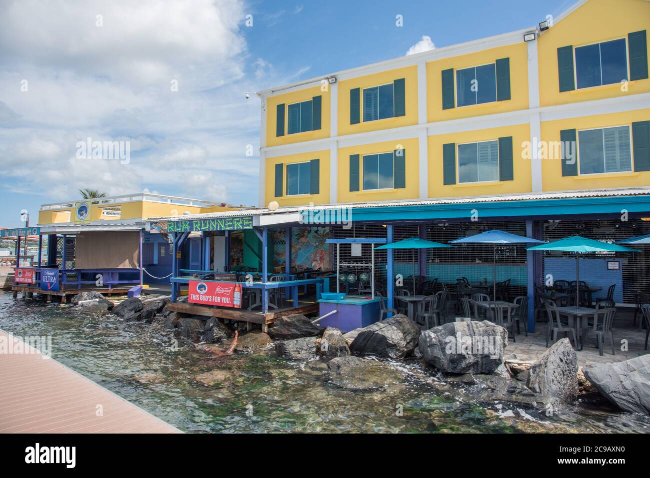 Christiansted, St. Croix, USVI-Oktober 22,2019: Seaside Rum Runners Restaurant mit Sitzgelegenheiten im Freien am Boardwalk-Bereich von St. Croix in der USVI Stockfoto