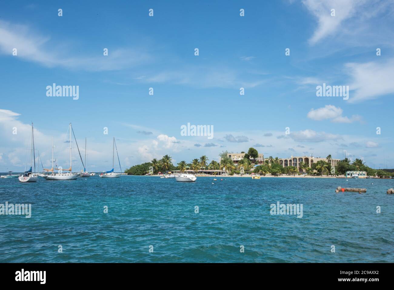 Christiansted, St. Croix, USVI-Oktober 22,2019: Hotel auf der Cay auf einer kleinen Insel direkt am Hafen von Christiansted in St. Croix in der USVI Stockfoto