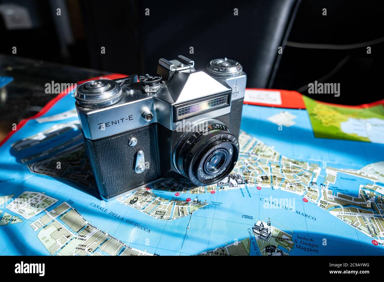 Seventies Zenit SLR Filmkamera sitzt auf einem Sightseeing-Stadtplan Stockfoto